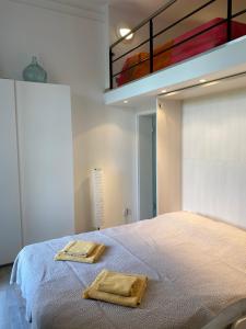 1 dormitorio con 1 cama con 2 toallas en Les Arches du Couvent - classé 5 étoiles, en Marmoutier