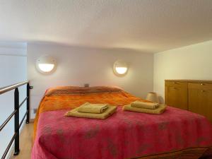 1 dormitorio con 1 cama grande y 2 almohadas en Les Arches du Couvent - classé 5 étoiles, en Marmoutier