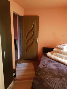 Una habitación con una puerta con un cartel. en Flower Bell, en Ghimeş-Făget