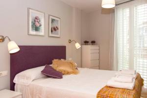 a bedroom with a bed with towels on it at Luminoso Termal Casco Histórico in Ourense +23 photos