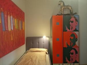 Schlafzimmer mit einem Bett und einem roten Schrank in der Unterkunft Am Thalia Designe Apartment in Baden-Baden