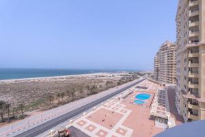 ラス・アル・ハイマにあるSerene Studio & Sea View & Brand New Listingのビーチの景色を望むバルコニーが備わる客室です。
