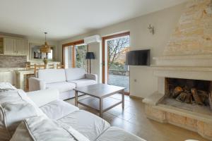 - un salon avec un canapé et une cheminée dans l'établissement Orminia ground level, 