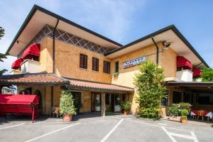 an empty parking lot in front of a building at Albergo Ristorante Da Felice in Loria