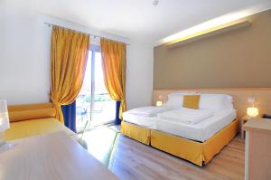 Tempat tidur dalam kamar di Hotel Cleofe