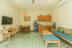 Il comprend un salon avec un canapé et une cuisine. dans l'établissement Sari Dana Villas, à anur