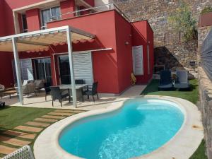 uma piscina no quintal de uma casa em Villa Vista Golf Salobre - Maspalomas self-sufficient with pool heating em Maspalomas