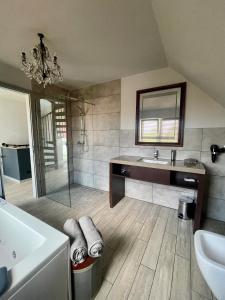 y baño con ducha, lavabo y bañera. en Gemütliches Privatzimmer im Haus, Hasenfelder Weg 15 in Heinersdorf, en Steinhöfel