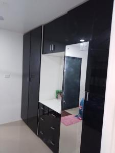 espejo en el baño con tocador blanco y negro en Island Guesthouse - entire one bedroom unit with kitchen & a bathroom centrally located in Votualevu, en Nadi