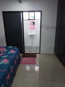 La salle de bains est pourvue d'un lavabo et d'un lit dans la chambre. dans l'établissement SRH APARTMENT- entire one bedroom unit with kitchen & a bathroom - 3km away from Nadi international airport, à Nadi 6 autres photos