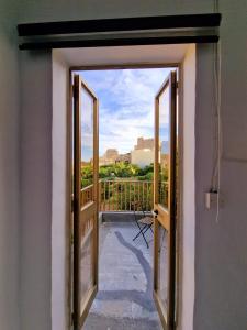 uma porta aberta para uma varanda com vista em Nina em Siġġiewi