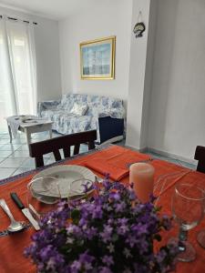 een woonkamer met een tafel en een bank bij Casa Li Conchi in Arzachena