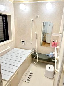 uma casa de banho com um lavatório e uma banheira em 浜町小院别馆 em Takamatsu
