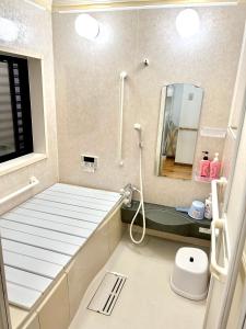 un bagno con lavandino e vasca da bagno di 浜町小院别馆 a Takamatsu