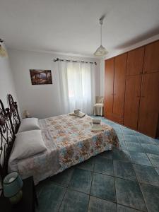een slaapkamer met een bed en een stoel erin bij Casa Li Conchi in Arzachena