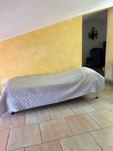 A bed or beds in a room at La Perla di Assisi