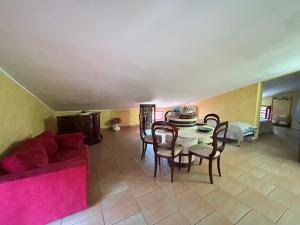 A seating area at La Perla di Assisi