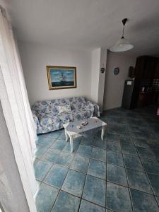 een woonkamer met een bank en een tafel bij Casa Li Conchi in Arzachena