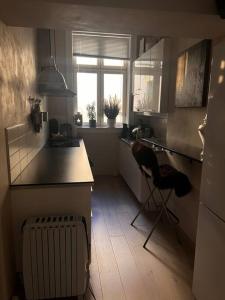 une cuisine avec un comptoir et une chaise dans l'établissement Appartment. Quiet&Nice downtown, à Oslo