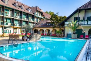 Bazén v ubytování Hotel im Park nebo v jeho okolí