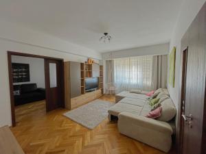 - un salon avec un canapé et une télévision dans l'établissement Relax Old Town Apartment, à Oradea