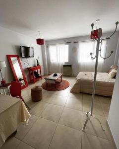 een slaapkamer met een bed en een tafel. bij Maison Rouge Puerto Madryn in Puerto Madryn