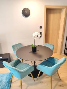 une salle à manger avec une table et des chaises bleues dans l'établissement Design Apartment Vienna City Center - free parking!, à Vienne