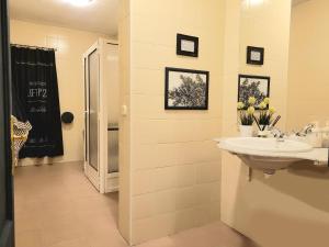 un baño con lavabo y ducha en HOSTEL Villanueva, en Villanueva de Alcorón 45 fotos más