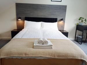 una camera da letto con un letto e asciugamani di Osney Cypress Studio - Self Contained Studio Flat a Oxford