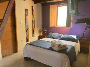 a bedroom with a bed with towels on it at Villa Justen Pousada in Lençóis