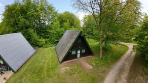 een uitzicht op een klein huis met een metalen dak bij Ferienhaus Ida am Twistesee in Bad Arolsen