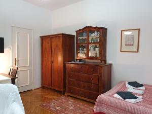 um quarto com um armário de madeira e uma cama em Memory Lane em Budapeste