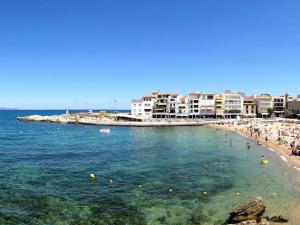 a group of people swimming in the water at a beach at Camí Ample, Apartamento 2 hab con parking in L'Escala