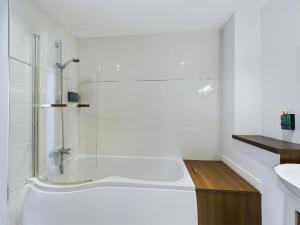Ένα μπάνιο στο Fitzrovia Mansion Apartments in Belfast's Cathedral Quarter +116 φωτογραφίες