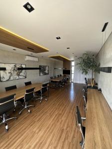 una sala de conferencias con escritorios y sillas en un edificio en Studio Luxo Completo Independência 915- São Mateus en Juiz de Fora
