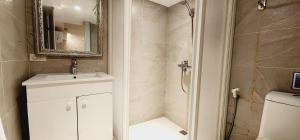 un bagno con lavandino e doccia con specchio di 慶爾喜旅館Goodscompany a Taipei