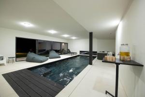 A piscina localizada em Ermo Loft - Casas do Ermo ou nos arredores