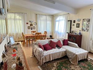 uma sala de estar com um sofá e uma mesa em Bella Vista Holiday Home em Triolet