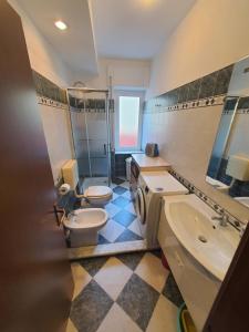 Et badeværelse på Appartamento in centro a 30m dal mare + 9 billeder