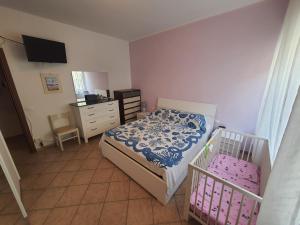 a small bedroom with a bed and a dresser at Appartamento in centro a 30m dal mare in Spotorno
