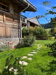 een stenen pad voor een huis bij Le Chalet du Crêt - 8 pers, tout confort avec Jacuzzi in Notre-Dame-de-Bellecombe