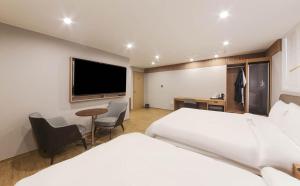 Uma cama ou camas num quarto em H Avenue Hotel