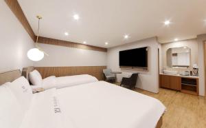 سرير أو أسرّة في غرفة في H Avenue Hotel