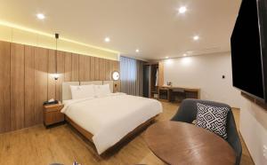 H Avenue Hotel tesisinde bir odada yatak veya yataklar