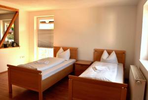 Postel nebo postele na pokoji v ubytování Böbrach Ferienwohnung