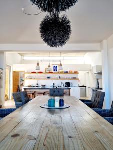 una gran mesa de madera en una cocina con sillas en Henties Bay Haven Holiday Home, en Henties Bay