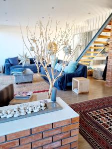 una sala de estar con una pared de ladrillo en Henties Bay Haven Holiday Home, en Henties Bay
