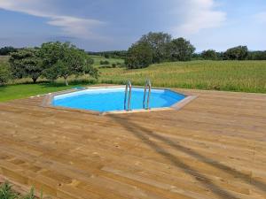 einen Pool auf einem Holzboden in der Unterkunft Apartament rural Can Ramon in Estanyol
