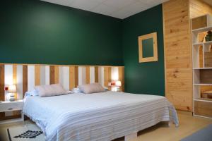 ein Schlafzimmer mit einem großen Bett mit einer grünen Wand in der Unterkunft Apartament rural Can Ramon in Estanyol + 9 Fotos