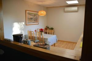 ein Wohnzimmer mit einem Tisch und einem Esszimmer in der Unterkunft Apartament rural Can Ramon in Estanyol